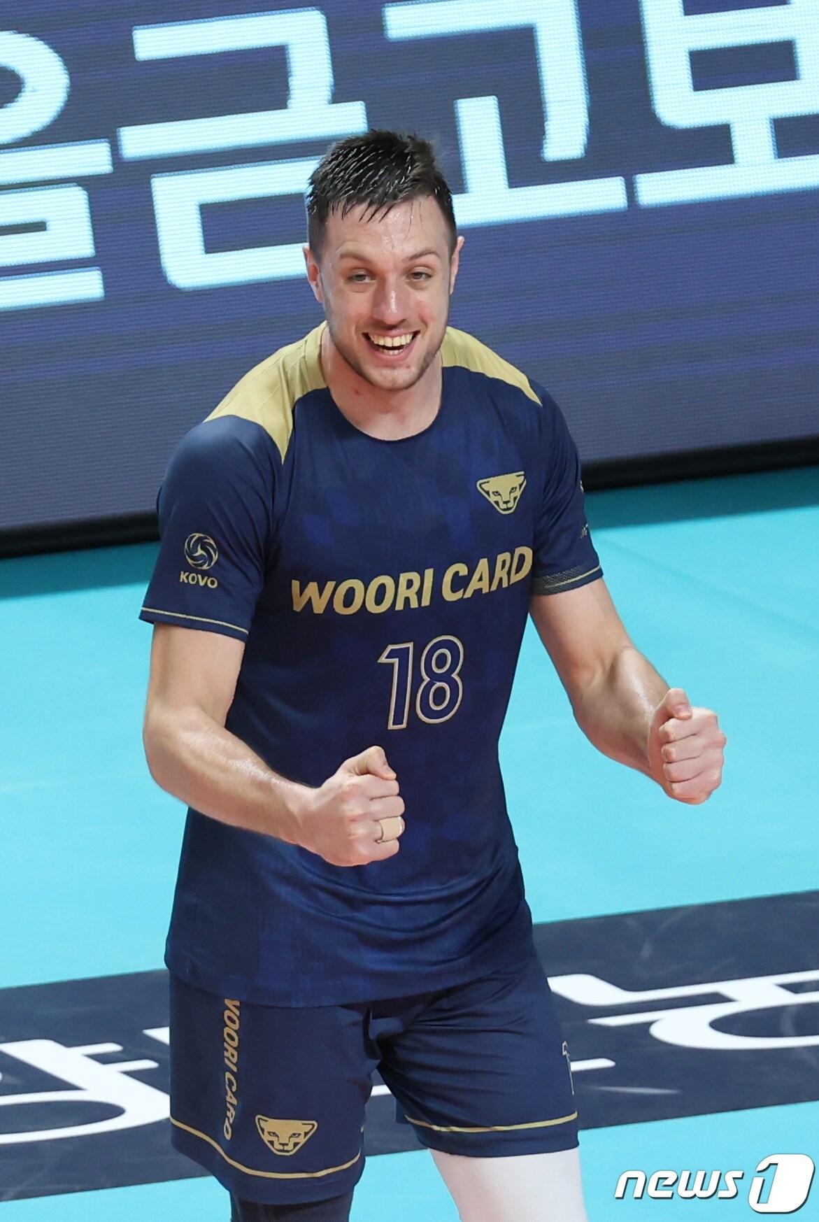 본문 이미지 - 우리카드 마테이가 9일 오후 서울 중구 장충체육관에서 열린 2023-2024 도드람 V-리그 남자부 2라운드 우리카드와 한국전력의 경기에서 득점 후 기뻐고 있다. 2023.11.9/뉴스1 ⓒ News1 김민지 기자