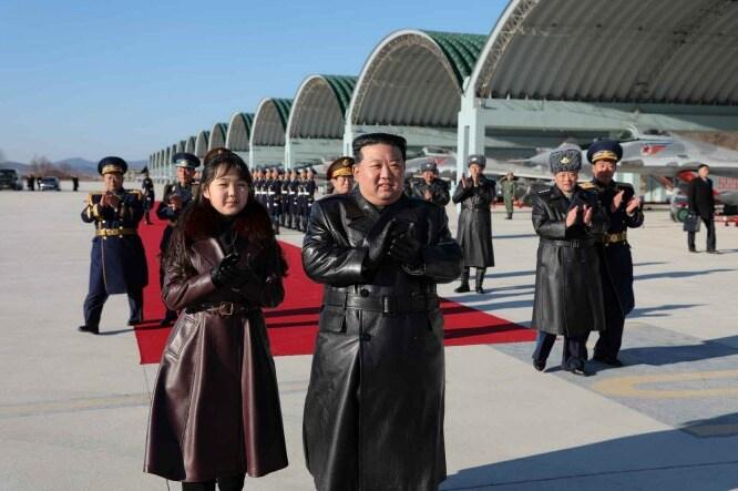 본문 이미지 - (평양 노동신문=뉴스1) = 노동당 기관지 노동신문은 1일 "김정은 동지께서 항공절에 즈음해 11월30일 오전 인민군 공군사령부를 방문하시고 영웅적 인민 공군의 전체 장병들을 축하격려했다"라고 보도했다. [국내에서만 사용가능. 재배포 금지. DB 금지. For Use Only in the Republic of Korea. Redistribution Prohibited] rodongphoto@news1.kr 