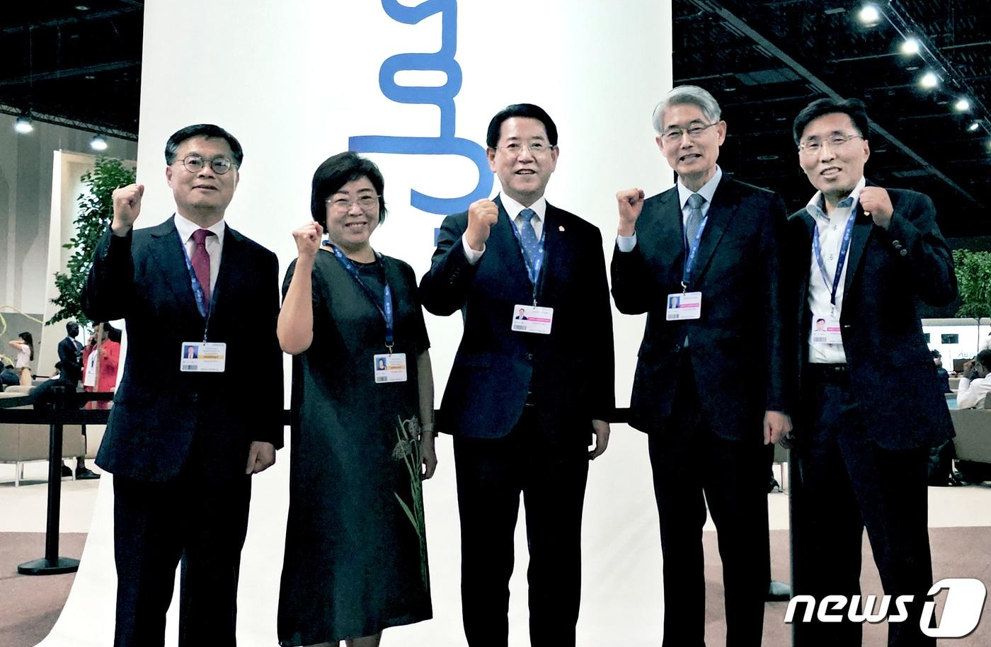 본문 이미지 - 중동 아시아를 순방중인 김영록 전라남도지사가 30일(현지시간) 아랍에미리트 두바이에서 열린 제28차 유엔기후변화협약 당사국총회(COP28)에 참석, 관계자들과 파이팅하고 있다.(전남도 제공) 2023.12.1/뉴스1 