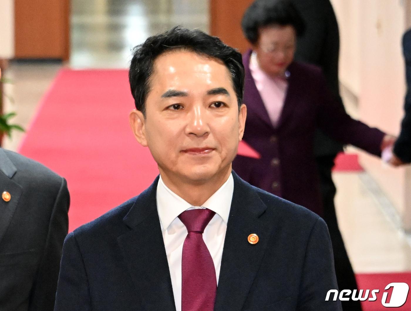 본문 이미지 - 박민식 국가보훈부 장관이 1일 오전 서울 종로구 세종대로 정부서울청사에서 열린 임시 국무회의에 참석하고 있다. 2023.12.1/뉴스1 ⓒ News1 김명섭 기자