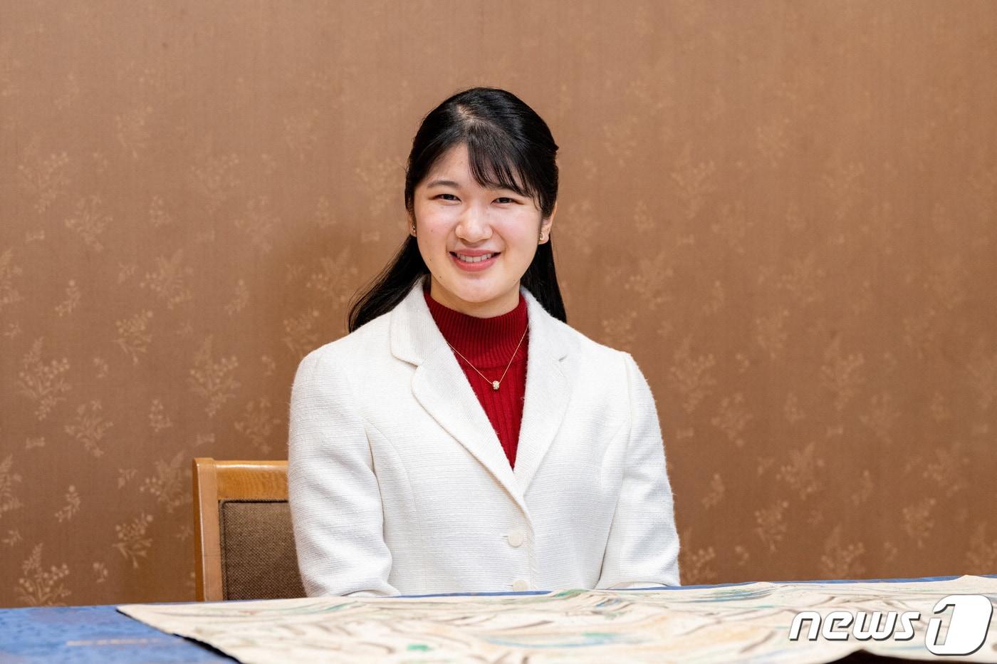 본문 이미지 - 나루히토 일왕과 마사코 왕비의 딸 아이코 일본 공주가 1일 22번째 생일을 맞은 가운데 지난달 24일 일본 도쿄 궁내청에서 포즈를 취하고 있다. 2023.12.01 ⓒ 로이터=뉴스1 ⓒ News1 정지윤 기자