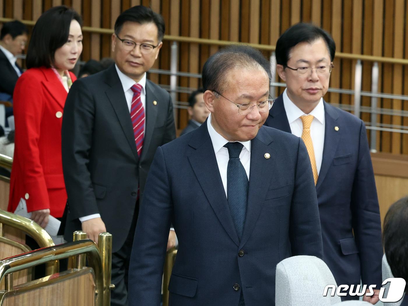 본문 이미지 - 윤재옥 원내대표가 1일 오전 서울 여의도 국회에서 열린 원내대책회의에 참석하고 있다. 2023.12.1/뉴스1 ⓒ News1 황기선 기자