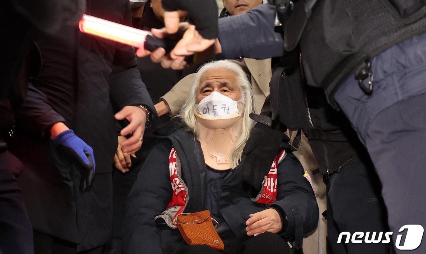 박경석 전국장애인차별철폐연대(전장연) 대표가 세계 장애인의 날인 1일 서울 종로구 4호선 혜화역에서 열린 장애인 이동권 예산 확보 요구 시위에서 서울교통공사 관계자에게 퇴거 요청을 받은 후 역을 빠져나가고 있다. 2023.12.1/뉴스1 ⓒ News1 김성진 기자