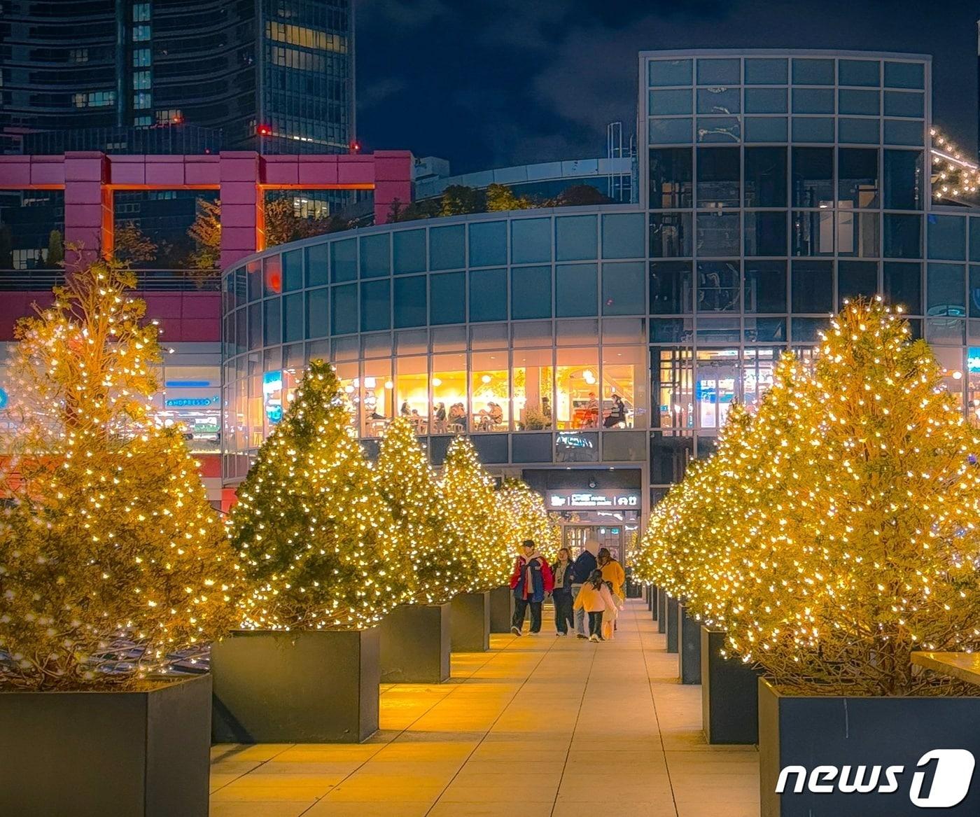 본문 이미지 - 아이파크몰 용산점 더가든 5층 연결통로 은하수길 포토존(HDC아이파크몰 제공)