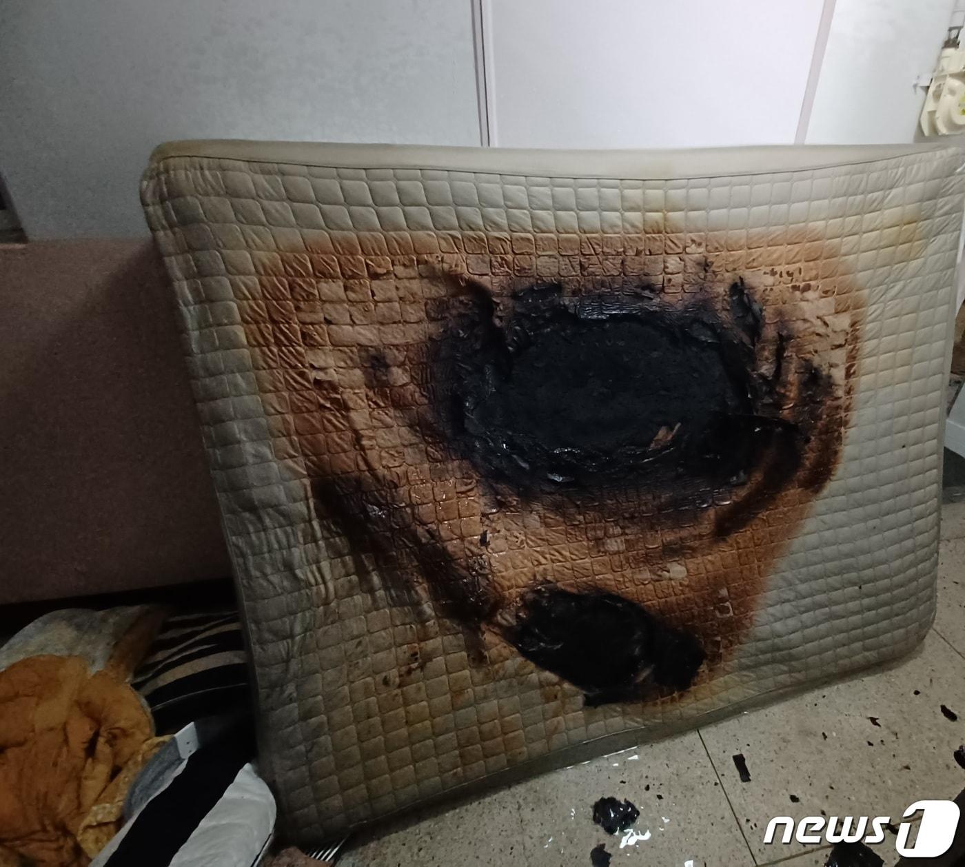 본문 이미지 - 1일 부천소방서에 따르면 전날 오후 9시54분쯤 부천 상동 한 아파트에서 불이 났다는 신고가 119로 접수됐다. 사진은 불에 탄 매트리스.(부천소방서 제공).2023.12.01 ⓒ News1 박소영 기자