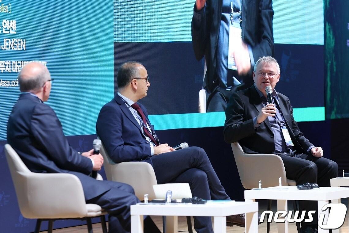 본문 이미지 - 부산국제항만컨퍼런스에서 발표자들이 토론을 진행하고 있다. (부산항만공사 제공)