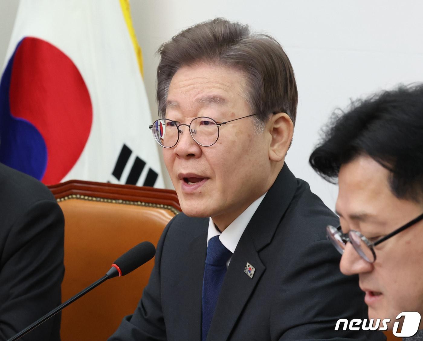 본문 이미지 - 이재명 더불어민주당 대표가 1일 서울 여의도 국회에서 열린 최고위원회의에서 발언을 하고 있다. 2023.12.1/뉴스1 ⓒ News1 ,송원영 기자