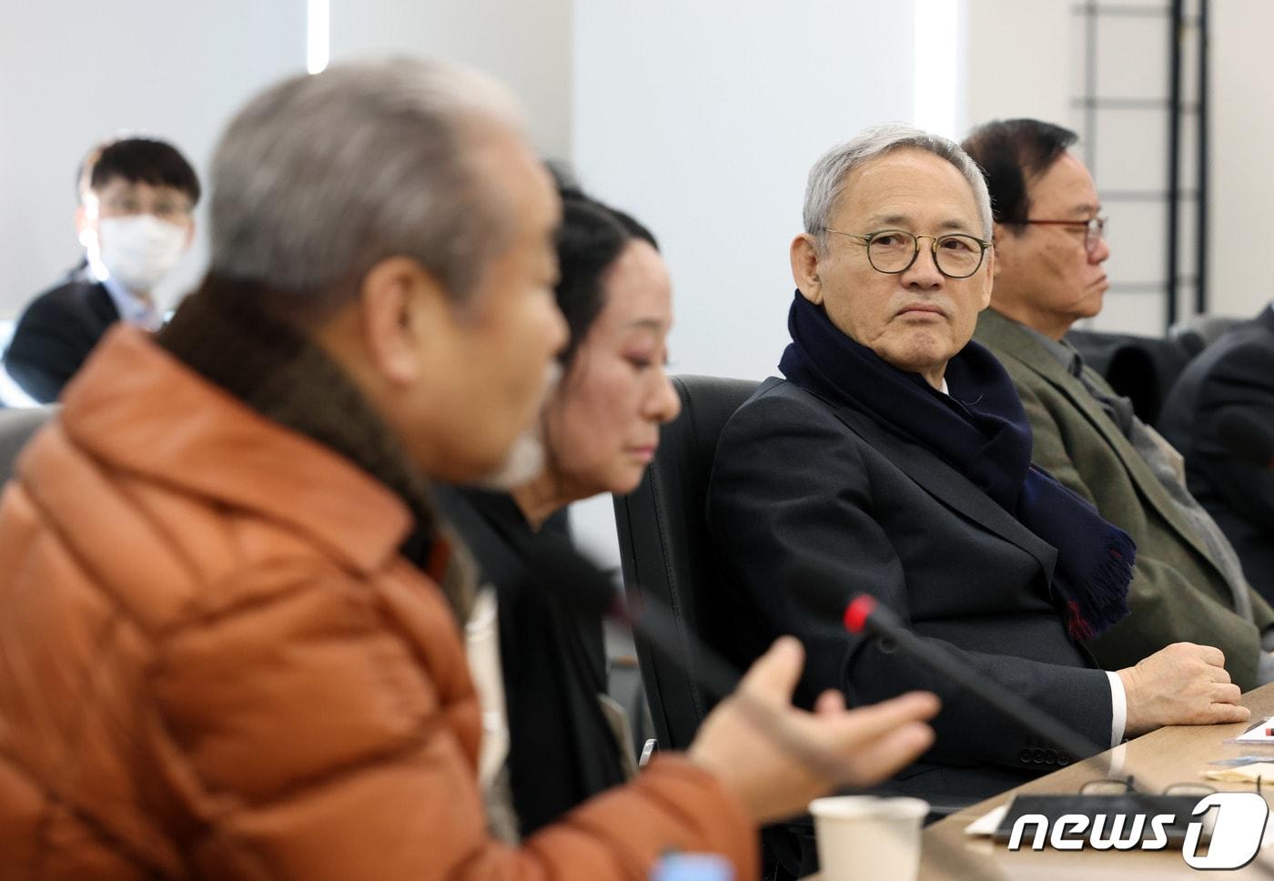 유인촌 문화체육관광부 장관이 1일 서울 종로구 국립현대미술관 서울관에서 열린 국악계 현장간담회에서 새 국악 정책에 대한 의견을 나누고 있다. (문화체육관광부 제공) 2023.12.1/뉴스1