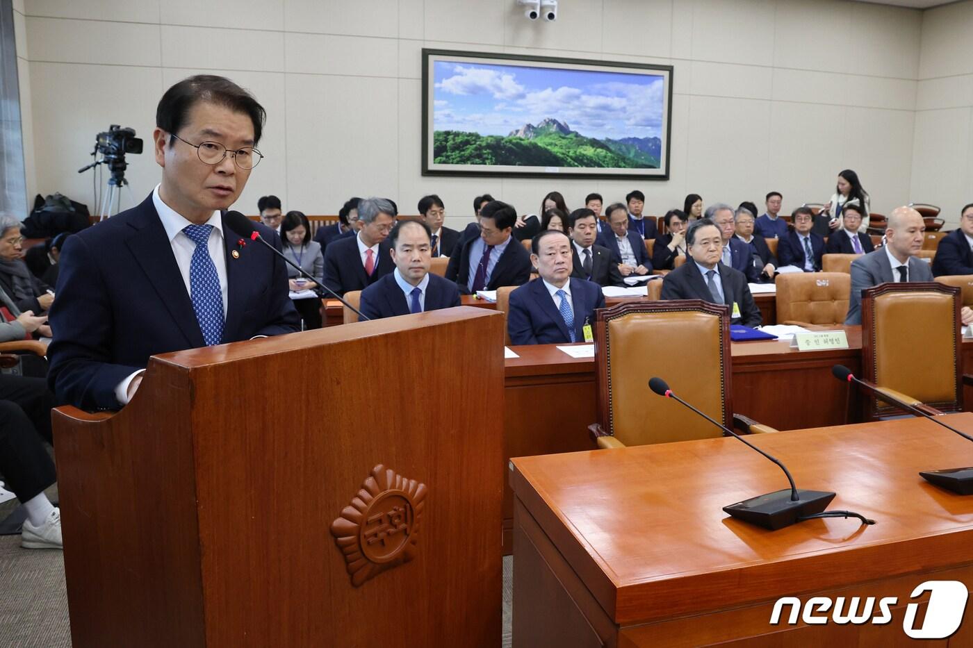 본문 이미지 - 이정식 고용노동부 장관이 서울 여의도 국회 환경노동위원회에서 열린 '산업재해 관련 청문회'에서 산재 사망사고 감축방안을 발표하고 있다. 2023.12.1/뉴스1 ⓒ News1 황기선 기자