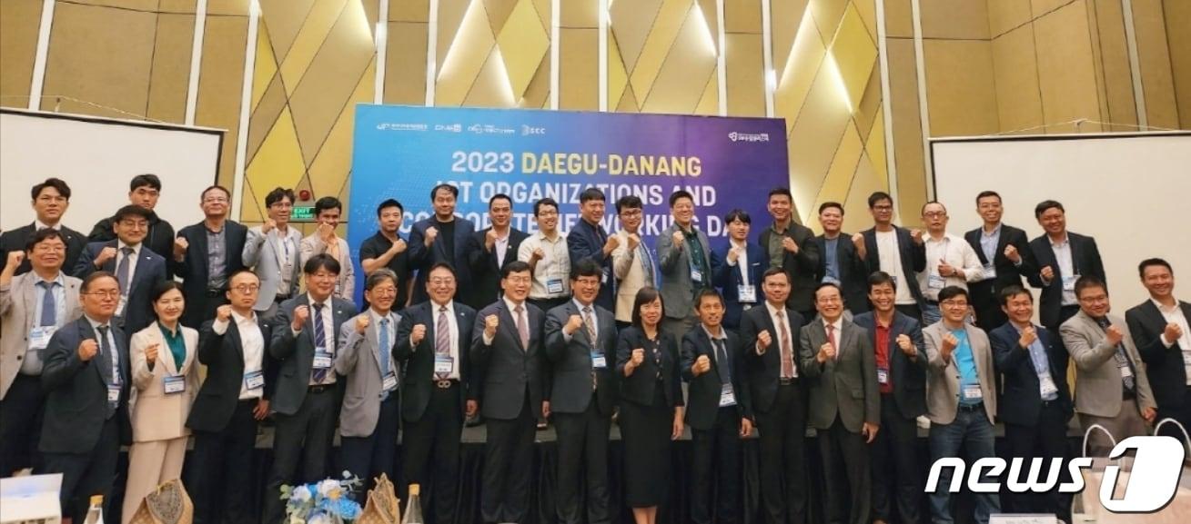 본문 이미지 - 베트남 다낭시에서 열린 대구디지털혁신진흥원과 대경ICT산업협회, 다낭 비즈니스 인큐베이터(DNES), 다낭기업회와의 4자간 업무협약식에 참가한 대구지역 ICT기업 관계자들이 파이팅을 외치고 있다.(대구디지털혁신진흥원 제공)