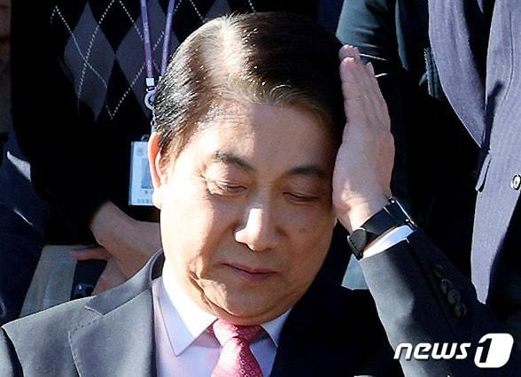 본문 이미지 - 이동관 방송통신위원장이 1일 경기 정부과천청사 방통위에서 사퇴 관련 입장을 발표한 뒤 청사를 떠나고 있다. 2023.12.1/뉴스1  ⓒ News1 장수영 기자