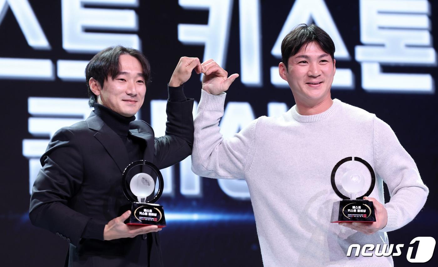 LG 신민재(왼쪽)와 오지환이 1일 서울 용산구 그랜드 하얏트 호텔에서 열린 한국프로야구선수협회 '2023 리얼글러브 어워드'에서 베스트 키스톤 콤비상을 수상한 후 기념촬영을 하고 있다. 2023.12.1/뉴스1 ⓒ News1 김성진 기자
