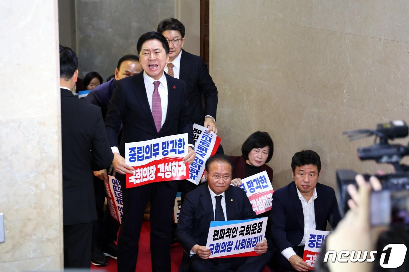 본문 이미지 - 김기현 국민의힘 대표가 1일 오후 서울 여의도 국회 의장실 앞에서 본회의 개의를 위해 이동하는 김진표 국회의장에게 항의하고 있다. 2023.12.1/뉴스1 ⓒ News1 황기선 기자