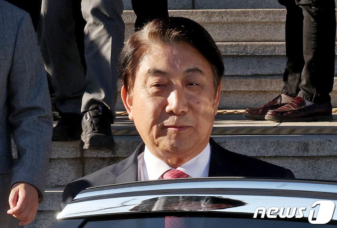본문 이미지 - 이동관 방송통신위원장이 1일 경기 정부과천청사 방통위에서 사퇴 관련 입장을 발표한 뒤 청사를 떠나고 있다. 2023.12.1/뉴스1 ⓒ News1 장수영 기자