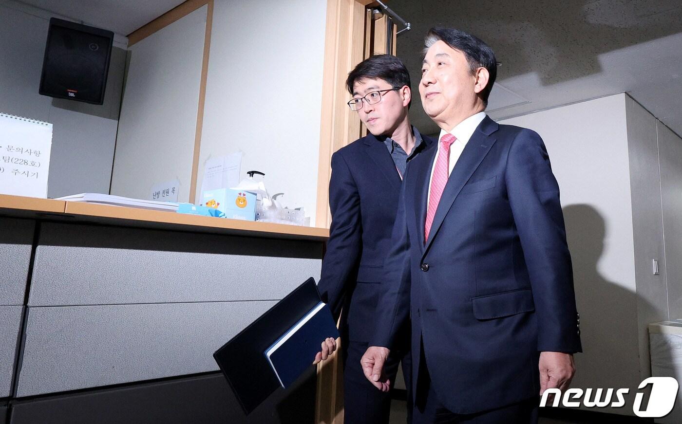 본문 이미지 - 이동관 방송통신위원장이 1일 경기 정부과천청사 방통위에서 사퇴 관련 입장을 발표하기 위해 기자실로 이동하고 있다. 이 위원장은 탄핵으로 인한 방통위 기능 정지 사태를 막기 위해 전날 윤석열 대통령에게 사의를 밝힌 것으로 알려졌다. 윤 대통령은 이날 오후 이 위원장을 임명 3개월 만에 면직했다. 2023.12.1/뉴스1 ⓒ News1 장수영 기자