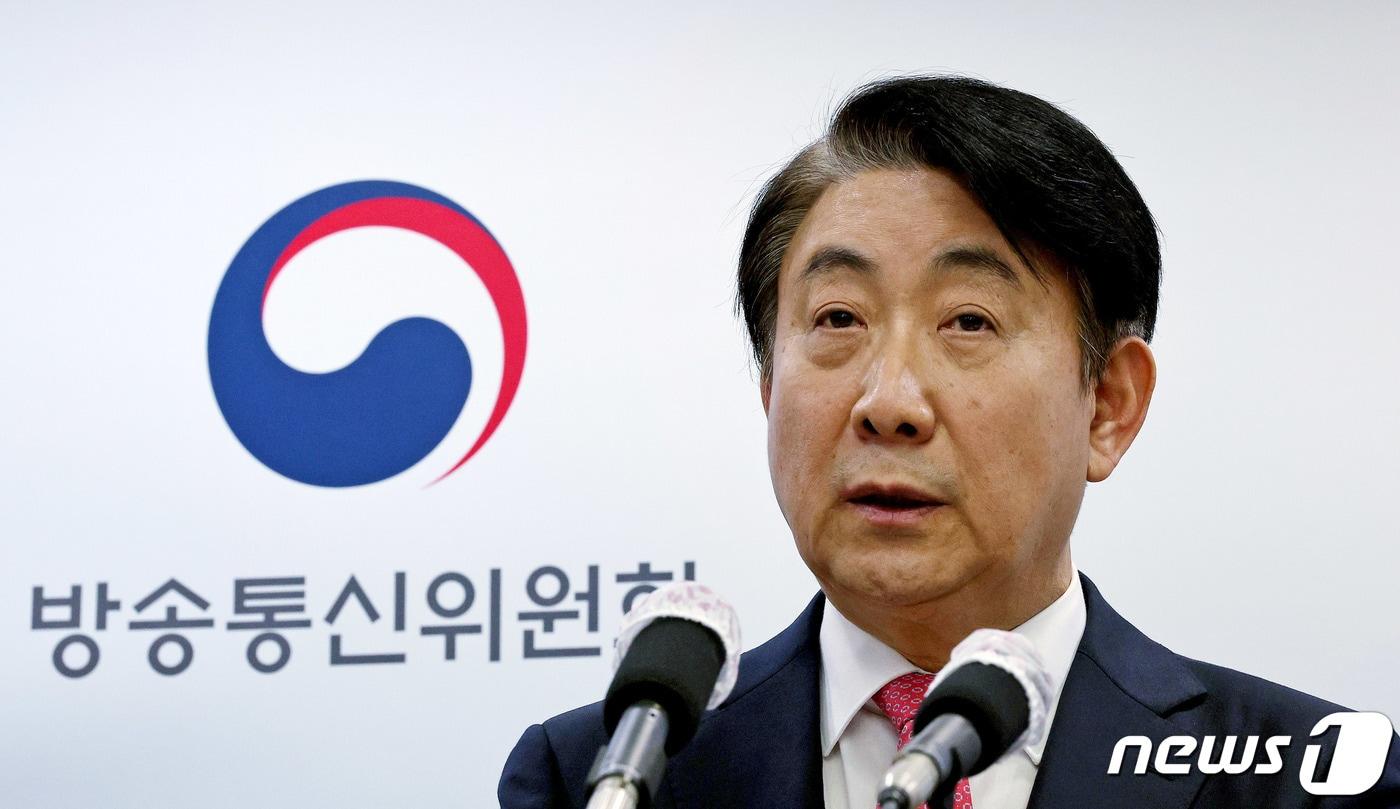 본문 이미지 - 이동관 방송통신위원장이 1일 경기 정부과천청사 방통위에서 사퇴 관련 입장을 발표하고 있다.  2023.12.1/뉴스1 ⓒ News1 장수영 기자