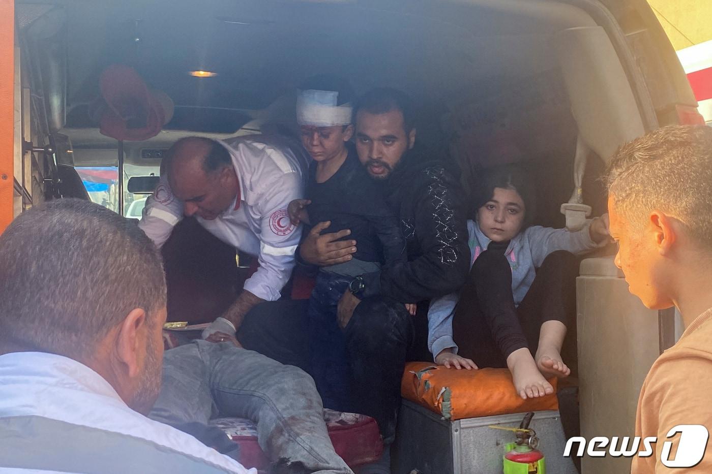 1일(현지시간) 가자지구의 라파 지역에 이스라엘의 공습이 내려지면서 나세르 병원을 찾아오는 환자들이 속출하고 있다. 2023.12.01 ⓒ 로이터=뉴스1 ⓒ News1 정지윤 기자