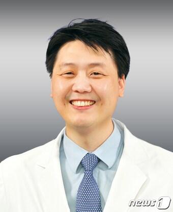 본문 이미지 - 3D 프린트로 만든 티타늄 골대체 임플란트로 사지 재건 수술 후 몸속 티타늄 농도를 연구해 대한근골격종양학회 추계학술대회에서 우수논문상을 수상한 박종웅 국립암센터 교수/ⓒ 뉴스1(국립암센터 제공)