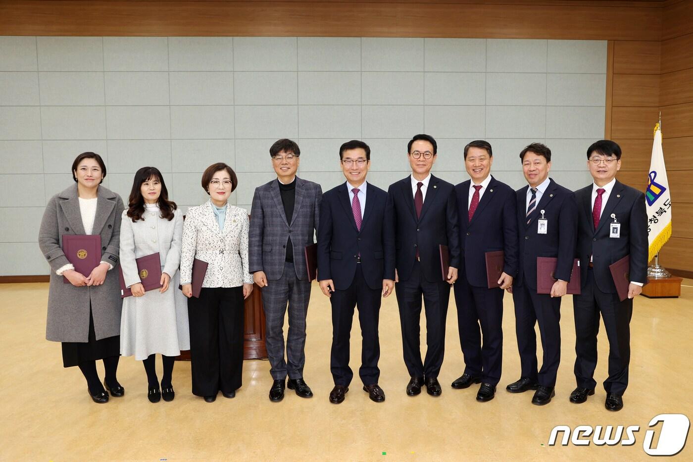 본문 이미지 - 충북도교육청은 1일 12월 월례조회에서 2023년도 전촤친절도 우수부서와 우수직원을 시상했다.(충북교육청 제공)/뉴스1