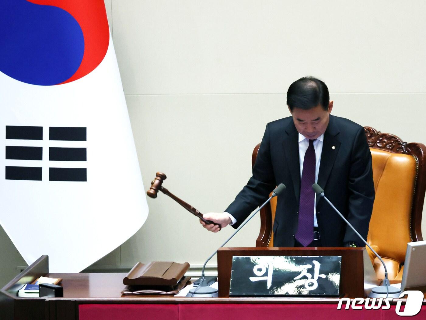 본문 이미지 - 김진표 국회의장이 1일 오후 서울 여의도 국회 본회의장에서 열린 제410회 국회(정기회) 제13차 본회의에서 의사봉을 두드리고 있다. 2023.12.1/뉴스1 ⓒ News1 황기선 기자