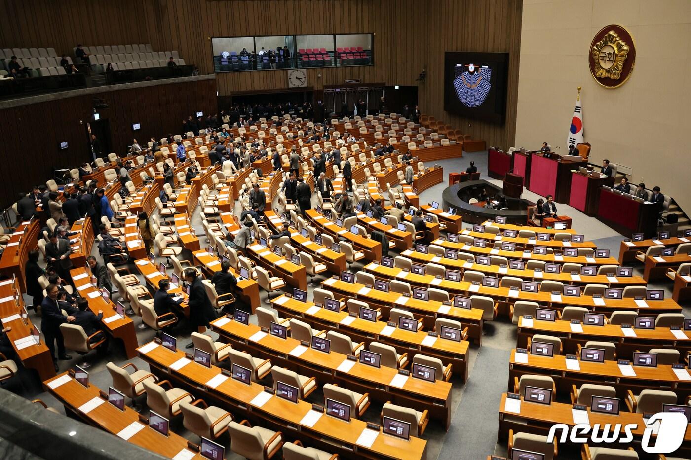 본문 이미지 - 1일 오후 서울 여의도 국회 본회의장에서 열린 제410회 국회(정기회) 제13차 본회의에서 손준성·이정섭 검사 탄핵소추안 투표가 국민의힘이 불참한 가운데 진행되고 있다. 2023.12.1/뉴스1 ⓒ News1 황기선 기자