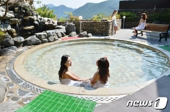 본문 이미지 -  '왕의 온천'으로 불리는 충북 충주 수안보에서 탄산온천도 즐길 수 있을 전망이다.(자료사진)2023.12.2/뉴스1