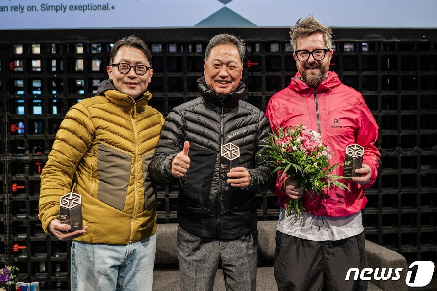 본문 이미지 - (왼쪽부터)BYN블랙야크그룹 강준석 부사장, BYN블랙야크그룹 강태선 회장.(블랙야크제공)