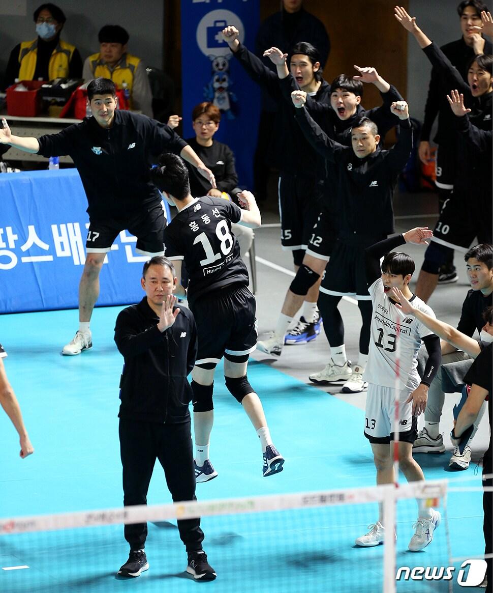 본문 이미지 - 상승세를 타며 남자부 순위 싸움의 변수가 된 현대캐피탈. (현대캐피탈 배구단 제공) 2023.12.1/뉴스1