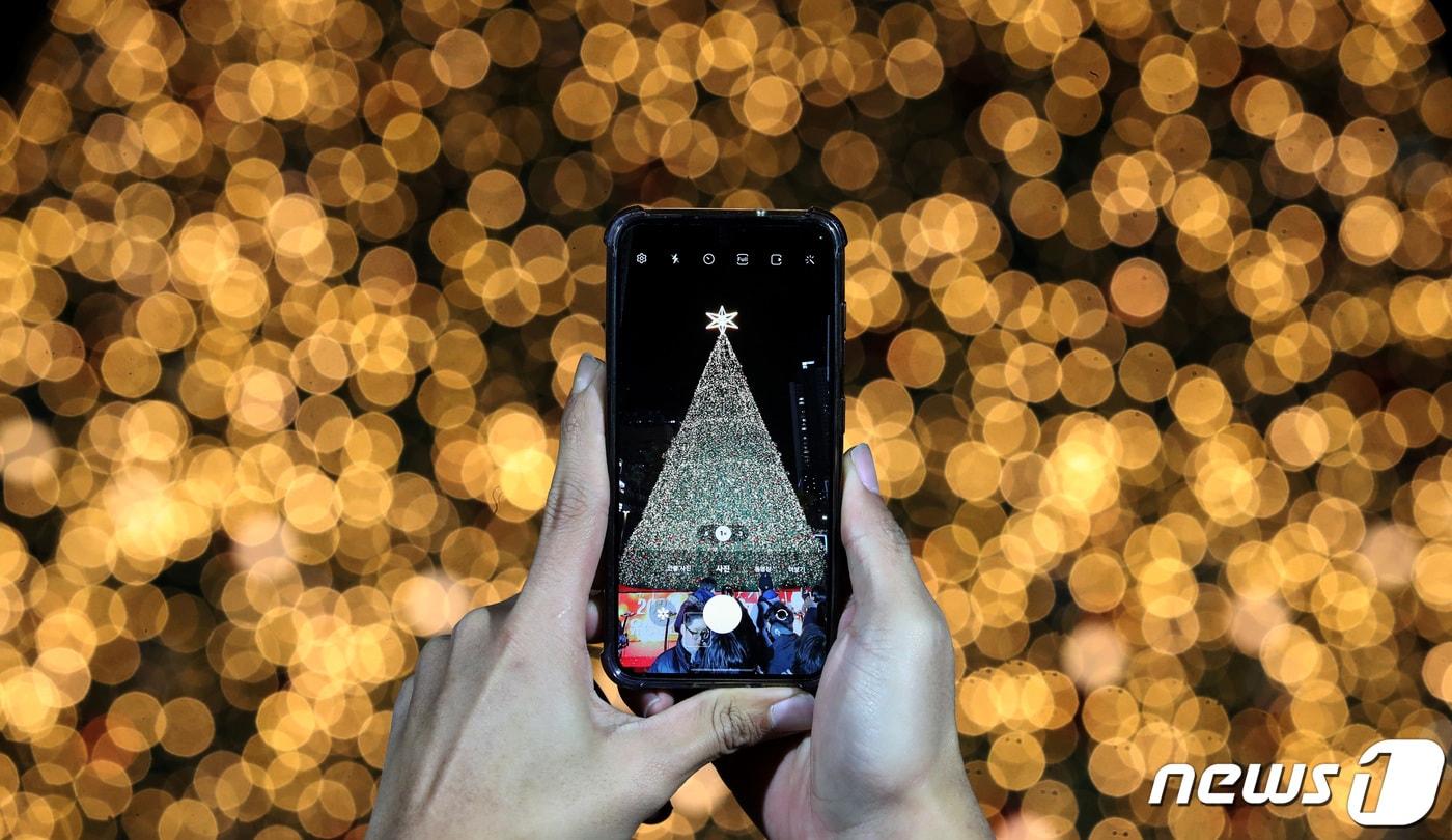 본문 이미지 - 1일 대전 유성구 유성온천공원에 설치된 대형 크리스마스 트리 앞에서 시민들이 크리스마스 분위기를 즐기고 있다. 대전 유성구는 이달 3일까지 유성온천공원 일대에서 ‘유성온천 크리스마스 축제’ 개최한다. 축제는 크리스마스 마켓, 공연, 회전목마 놀이존, 길거리 간식존 등 전 세대가 즐길 수 있는 행사로 꾸며진다. 2023.12.1/뉴스1 ⓒ News1 김기태 기자