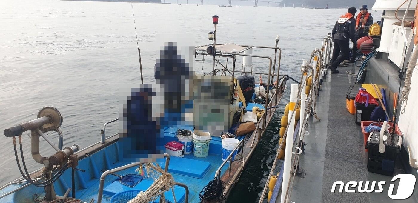 본문 이미지 - 9일 오전 9시46분께 경남 거제시 저도 북방 인근 해상에서 1톤급 모터보트 1척이 침몰해 승선원 1명이 인근 어선에 의해 구조되고 있다.(창원해양경찰서 제공)