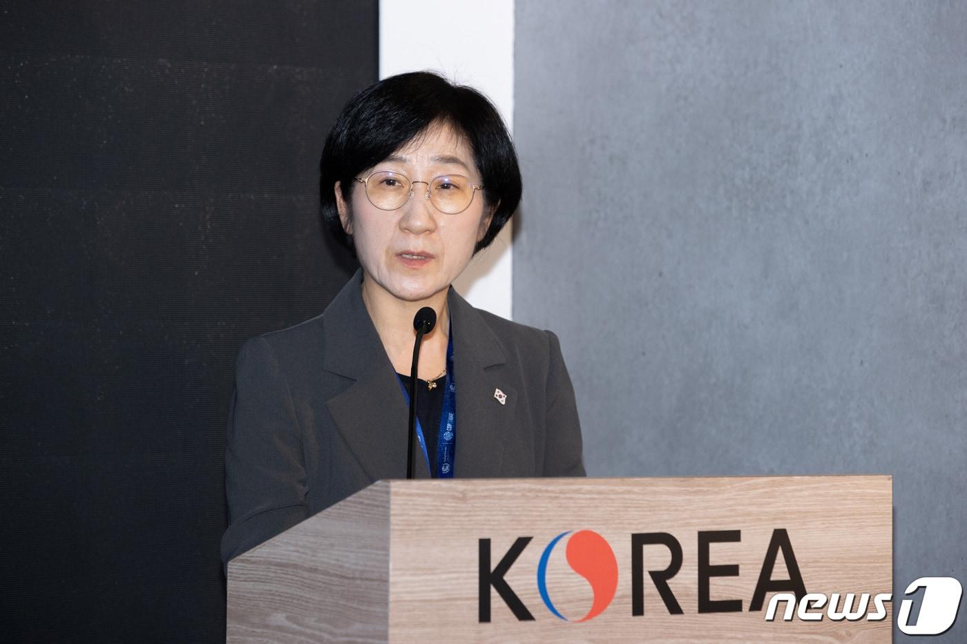 본문 이미지 - 한화진 환경부 장관이 아랍에미리트(UAE) 두바이에서 유엔기후변화협약당사국총회(COP28) 환경부 부대행사로 열린 수소 모빌리티 생태계 선도사례 구축과 글로벌 확장을 위한 MOU에 참석했다. (환경부 제공) 2023.12.10/뉴스1