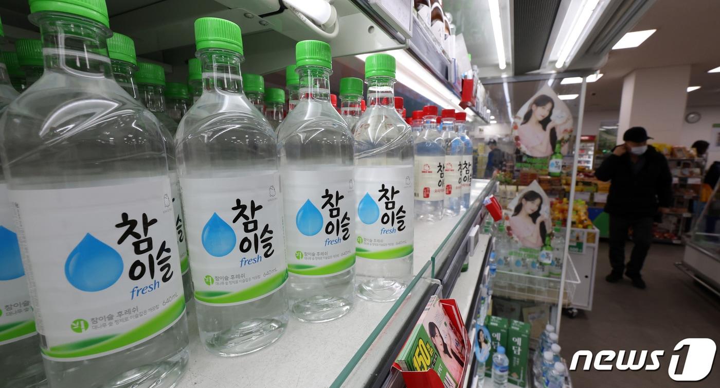 본문 이미지 - 지난달 맥주, 소주 등 주류 물가 상승률이 대폭 높아진 것으로 나타났다. 10일 통계청 국가통계포털에 따르면 지난달 맥주의 소비자물가지수는 112.45로 지난해 동월 대비 5.1% 오르며 올해 2월(5.9%) 이후 9개월 만의 최고치를 기록했다. 소주도 마찬가지로 4~10월 0%대 상승률을 뚫고 지난달 4.7% 올라 올해 2월(8.6%) 이후 가장 큰 상승폭을 기록했다. 10일 서울의 한 마트에 소주가 진열돼 있다. 2023.12.10/뉴스1 ⓒ News1 김성진 기자