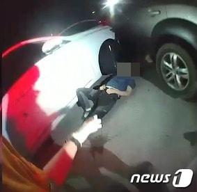본문 이미지 - 10월1일 오후 7시3분쯤 충북 청주시 청원구 오창읍 중부고속도로 서울 방향 오창휴게소 내에서 SUV에 치인 보행자가 쓰러져 구급대원이 응급처치하고 있다.(청주동부소방서 제공).2023.12.10./뉴스1