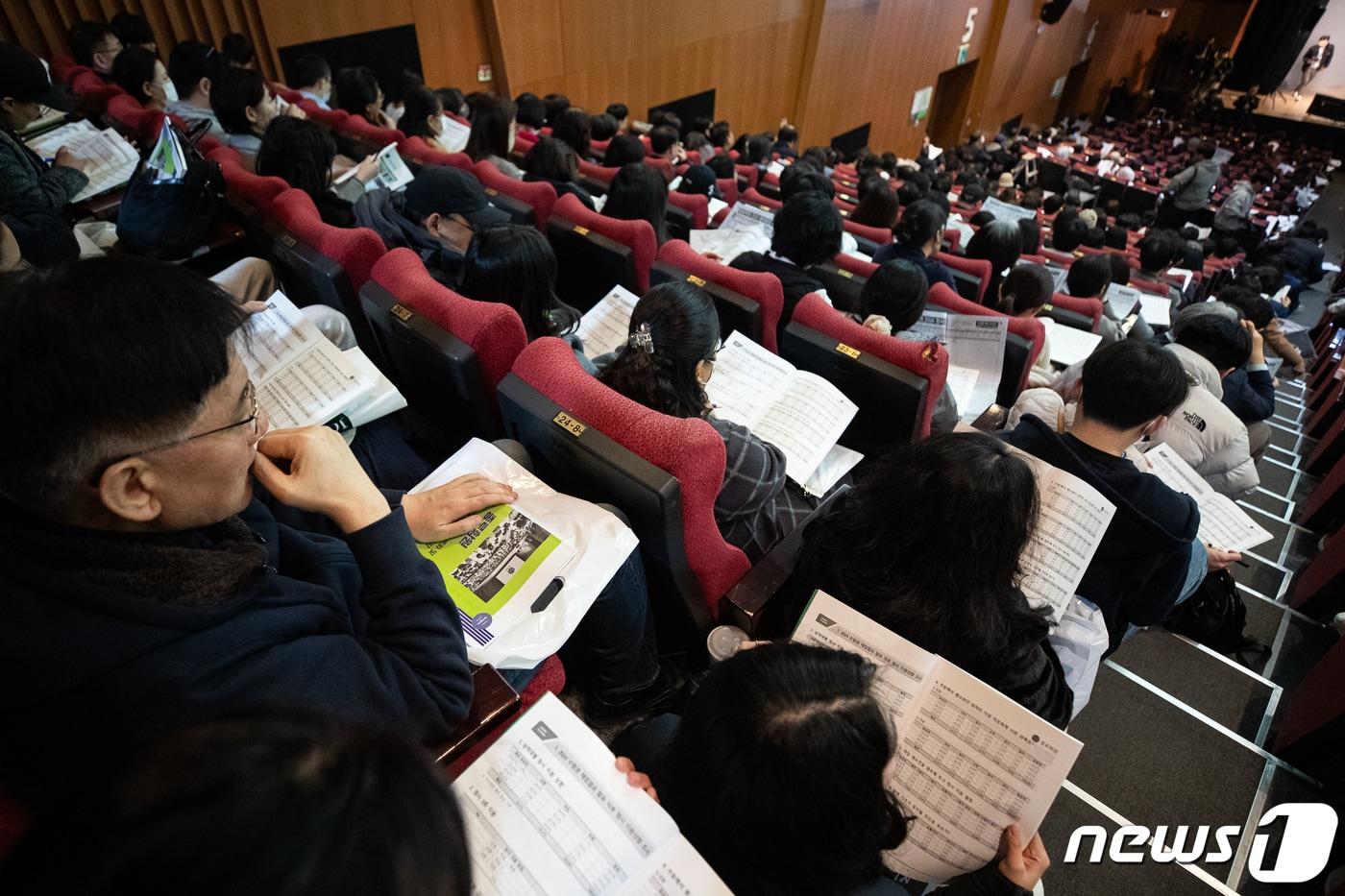 수험생 및 학부모들이 10일 서울 종로구 성균관대 600주년 기념관에서 열린 종로학원 '2024 정시지원 변화 및 합격선 예측, 합격전략' 설명회에서 정시배치참고표 및 자료집을 살펴보고 있다. 2023.12.10/뉴스1 ⓒ News1 유승관 기자