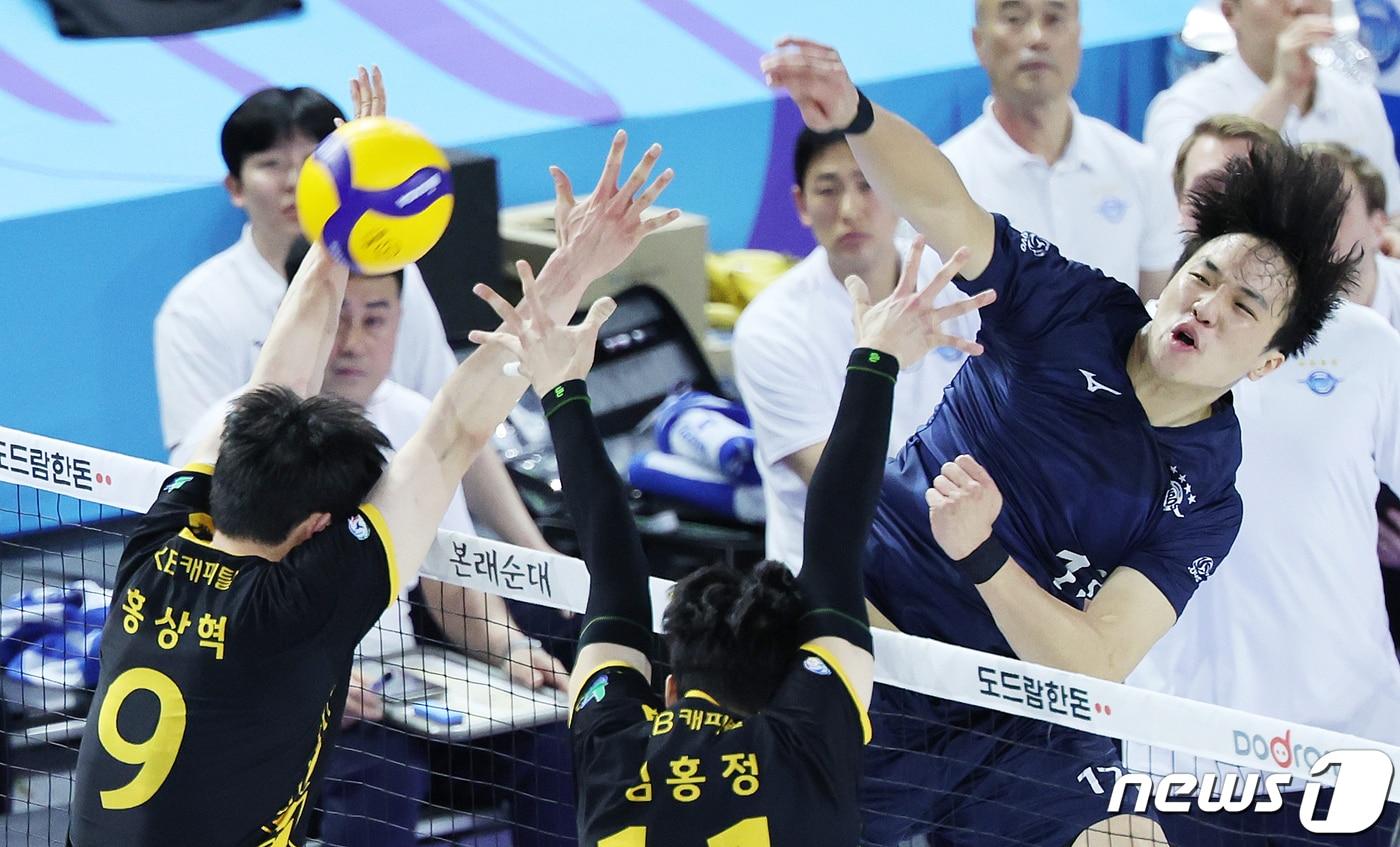10일 오후 인천 계양체육관에서 열린 남자 프로배구 '2023-2024 도드람 V리그' 대한항공 점보스와 KB손해보험 스타즈의 경기에서 대한항공 임동혁이 공격을 하고 있다. 2023.12.10/뉴스1 ⓒ News1 이재명 기자