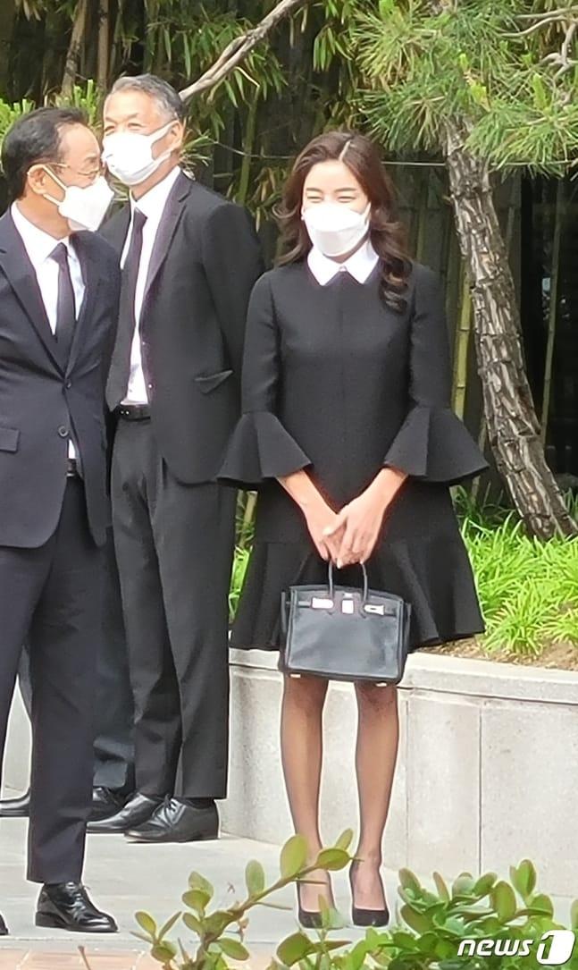 본문 이미지 - 정용진 신세계그룹 부회장 아내 한지희씨(오른쪽)가 권혁구 전 신세계그룹 전략실장(사장·왼쪽)과 대화를 나누고 있다. ⓒ 뉴스1 이주현 기자