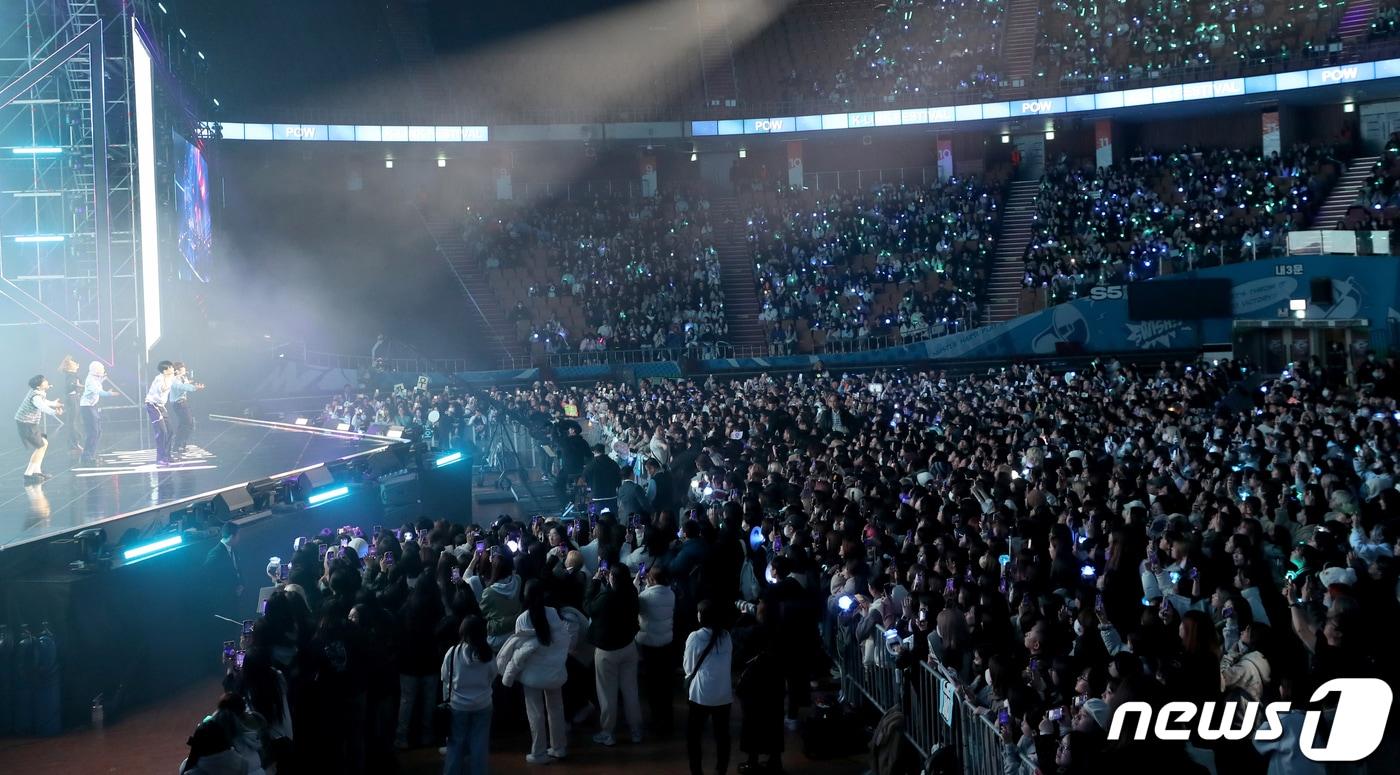 '5인조 글로벌 아이돌' 파우(POW)가 10일 오후 서울 송파구 잠실실내체육관에서 열린 ‘2023 케이 링크 페스티벌(2023 K-link 페스티벌)’에서 무대를 선보이고 있다. 2023.12.10/뉴스1 ⓒ News1 권현진 기자