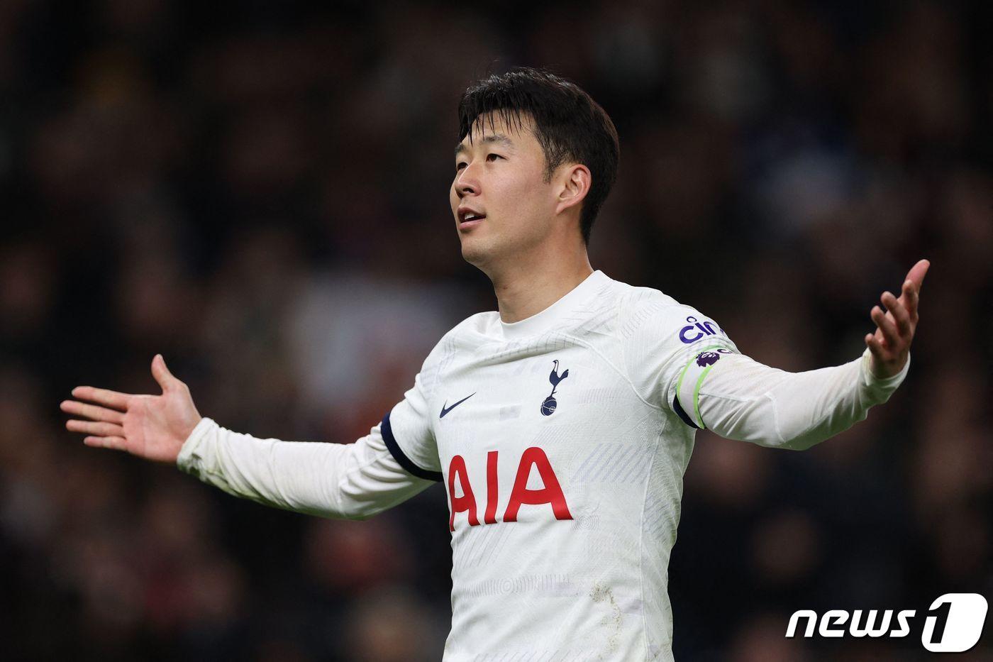 토트넘 홋스퍼의 손흥민이 11일(한국시간) 영국 런던의 토트넘 홋스퍼 스타디움에서 열린 2023-24 잉글랜드 프리미어리그(EPL) 16라운드 토트넘 홋스퍼와 뉴캐슬 유나이티드의 경기에서 골을 넣고 기뻐하고 있다. 이날 토트넘은 뉴캐슬을 4-1로 완파했다. ⓒ AFP=뉴스1 ⓒ News1 포토공용 기자