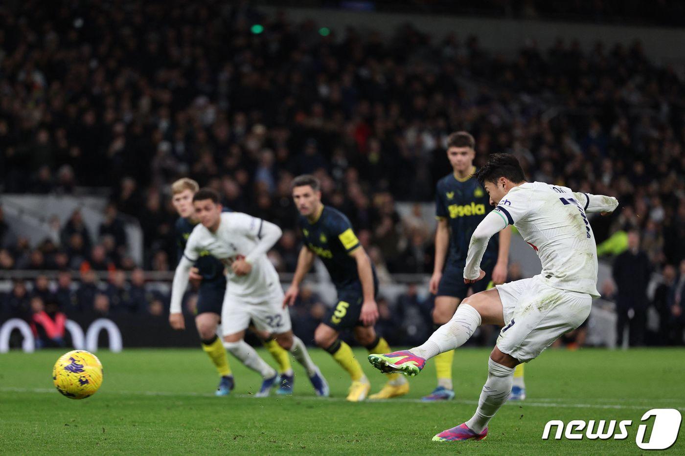 본문 이미지 - 페널티킥으로 시즌 10호골을 달성하는 손흥민. ⓒ AFP=뉴스1