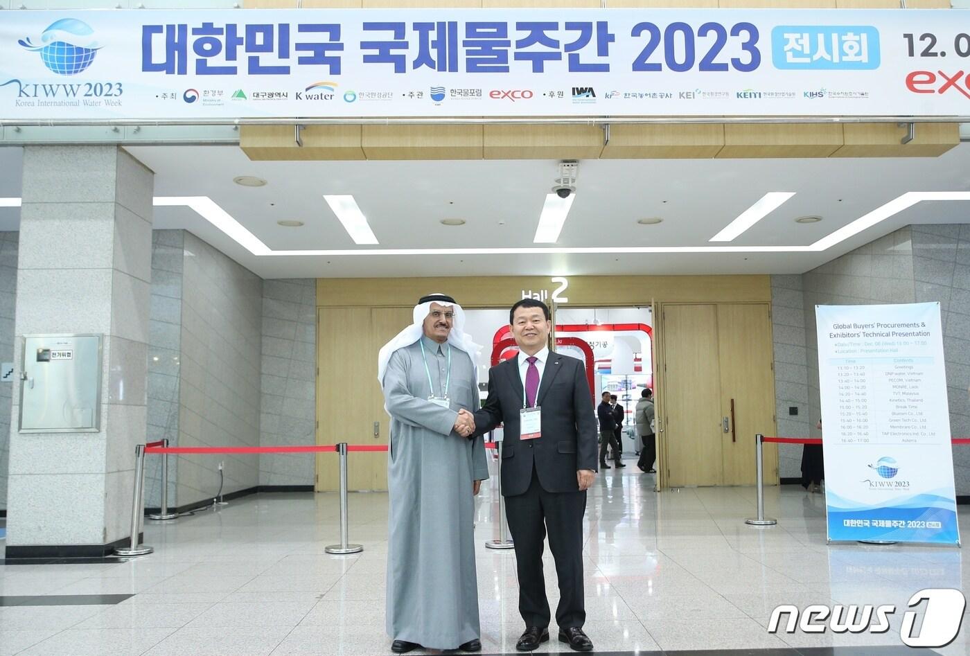 본문 이미지 - 한국수자원공사 윤석대 사장(사진의 오른쪽)과 사우디아라비아 환경수자원농업부 알샤이바니 압둘라지즈 무하렙 차관(Al-Shibani, Abdulaziz Muhareb, 사진의 왼쪽)이 지난 12월 6일 대구에서 개최된 대한민국 국제물주간에 참여하여 기념사진을 촬영하고 있다. (수자원공사 제공)