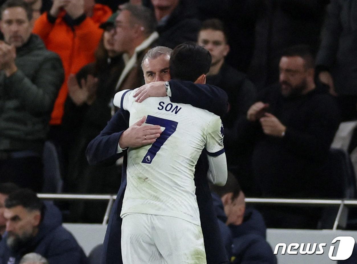 본문 이미지 - 토트넘의 손흥민이 10일(현지시간) 영국 런던의 토트넘 홋스퍼 스타디움에서 열린 EPL 뉴캐슬과 경기서 페널티 킥으로 8시즌 연속 두 자릿수 득점인 시즌 10호 골을 넣고 제이미 돈리와 교체된 뒤 엔제 포스테코글루 감독과 포옹을 하고 있다. 2023.12.11 ⓒ 로이터=뉴스1 ⓒ News1 우동명 기자