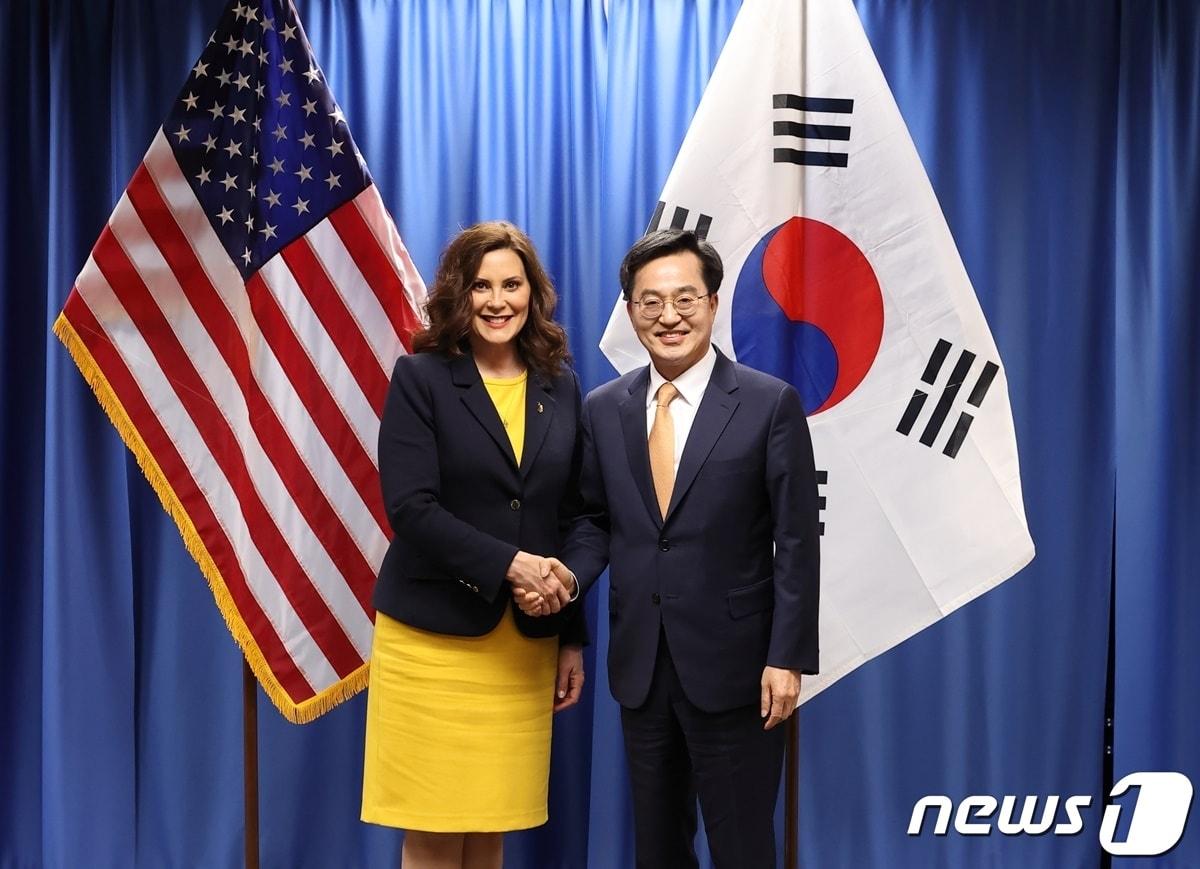 본문 이미지 - 민선 8기 취임 2년차를 맞은 김동연 경기도지사가 미래 활력을 찾기 위해 해외 주요 국가와 경제교류·협력을 강화하는 데 주력하고 있다. 미국을 방문 중인 김동연 지사가 4월11일 그레첸 휘트머 미시건 주지사와 만난 뒤 기념촬영을 했다.(경기도 제공)