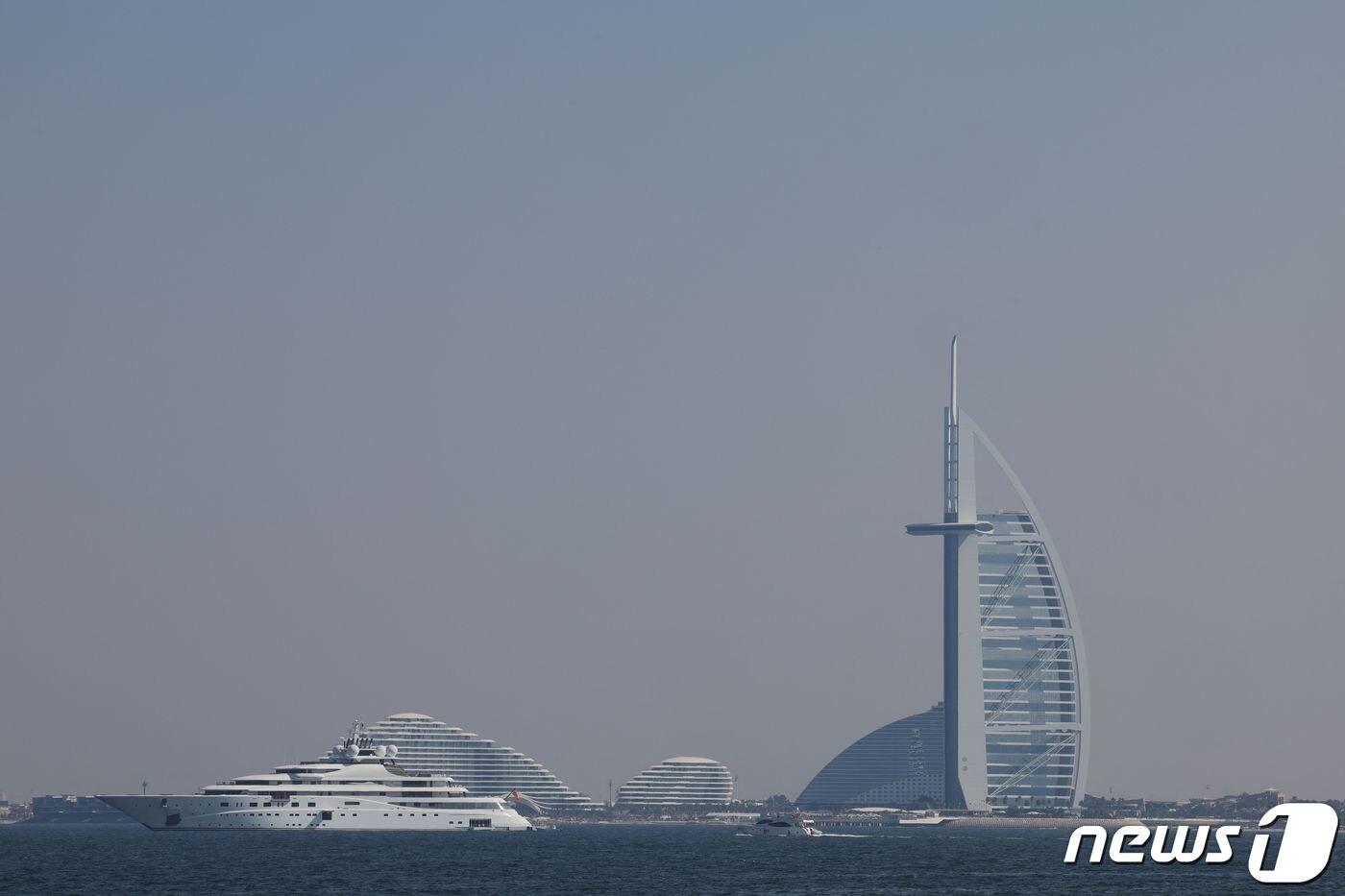 10일(현지시간) 아랍에미리트 두바이의 랜드마크인 버즈 알 아랍 상공으로 하늘이 뿌옇게 보이고 있다. 2023.12.10 ⓒ AFP=뉴스1 ⓒ News1 정지윤 기자
