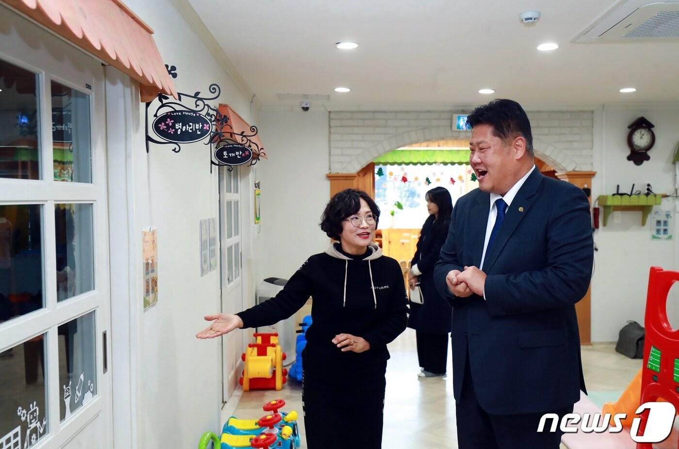 본문 이미지 - 이상호 강원 태백시장(오른쪽)이 최근 새롭게 단장된 신태백어린이집을 찾아 둘러보고 있다. (태백시청 제공) 2023.12.11/뉴스1