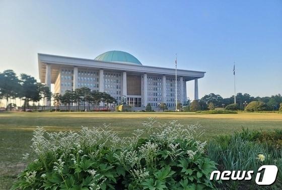 본문 이미지 - 국회 법사위의 법체계·자구심사 권한을 폐지하는 내용의 국회법 개정을 촉구하는 국민동의청원이 1만명을 돌파했다. 사진은 국회 전경.