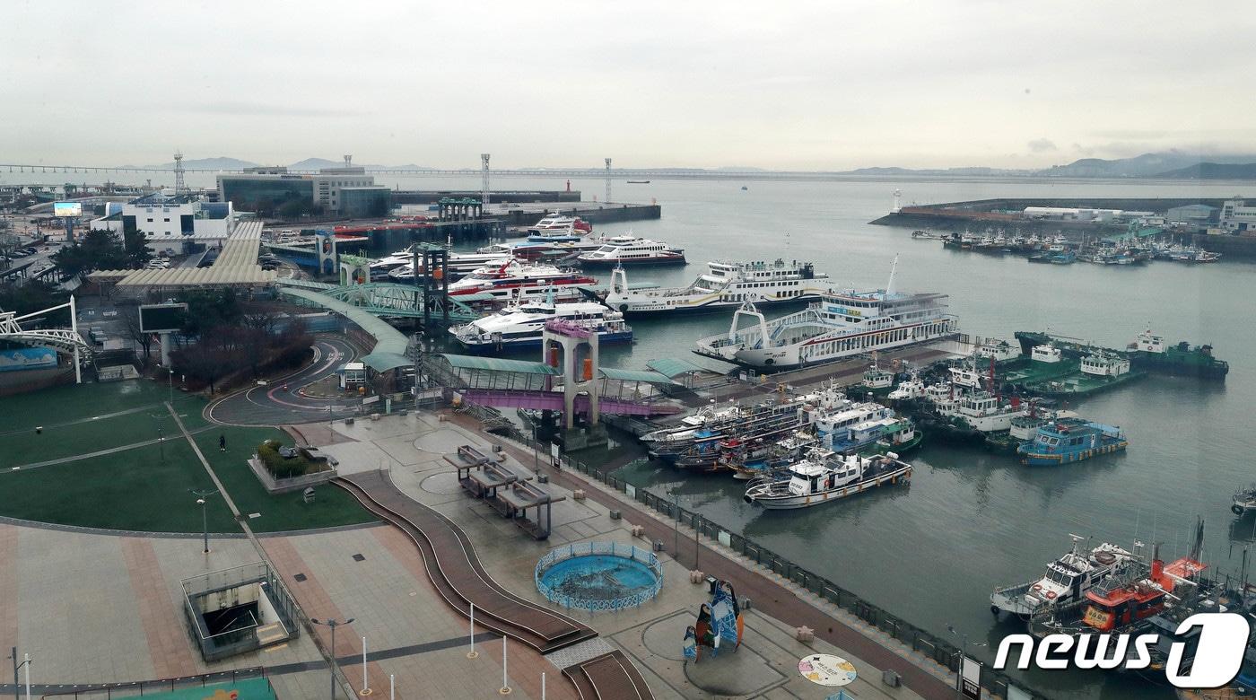 인천시 중구 인천항연안여객터미널에 여객선들이 정박해 있다. ⓒ News1 박세연 기자