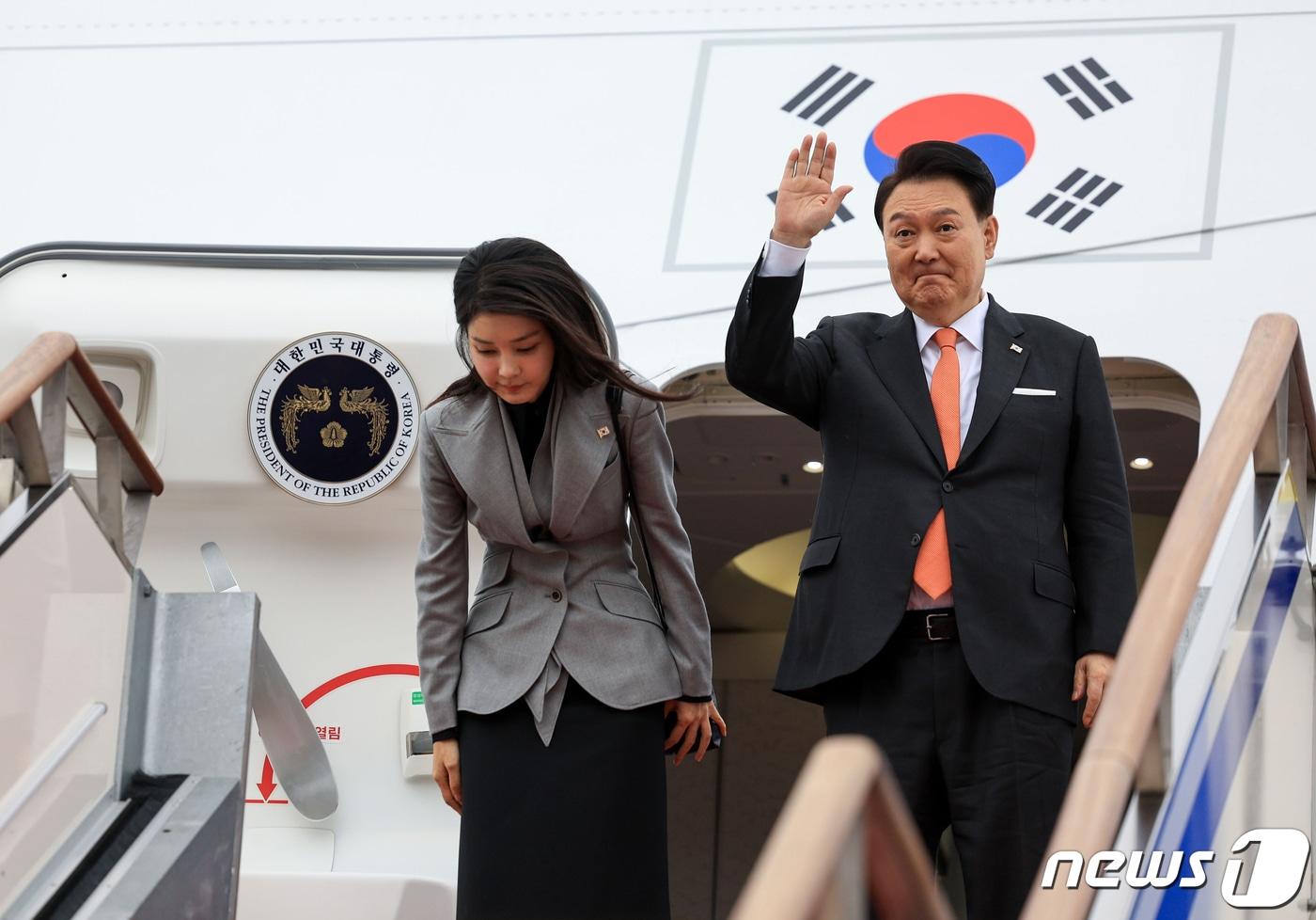 본문 이미지 - 윤석열 대통령과 김건희 여사가 11일 오전 경기 성남시 서울공항에서 3박5일간 네덜란드 국빈 방문을 위해 공군 1호기에 올라 인사하고 있다. (대통령실 제공) 2023.12.11/뉴스1 ⓒ News1 안은나 기자