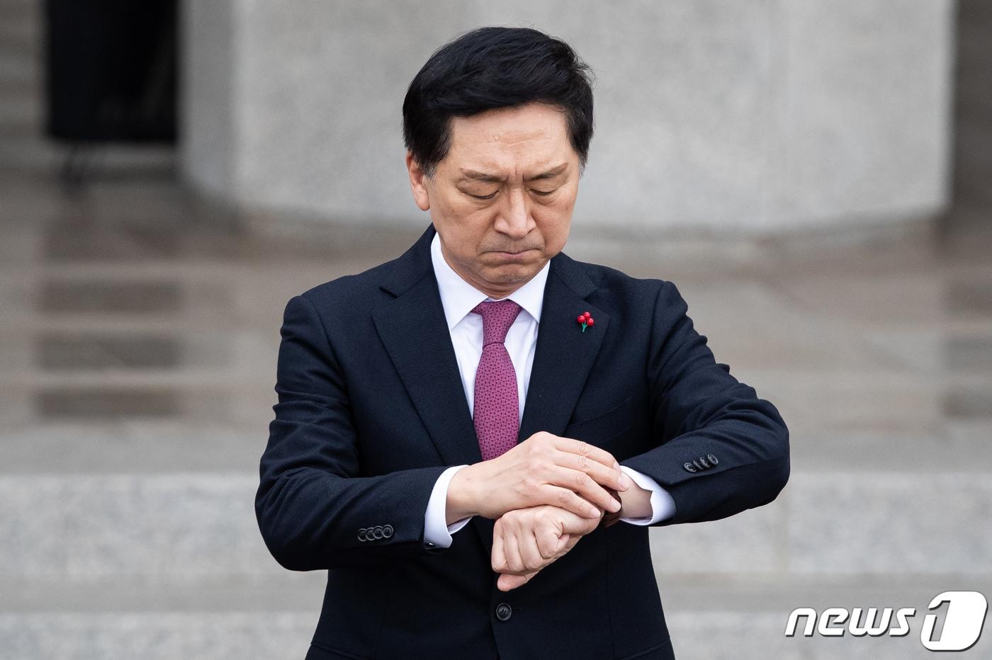 본문 이미지 - 김기현 국민의힘 대표가 11일 경기 성남시 서울공항에서 네덜란드를 국빈 방문하는 윤석열 대통령 환송을 위해 이동하고 있다. 2023.12.11/뉴스1 ⓒ News1 유승관 기자