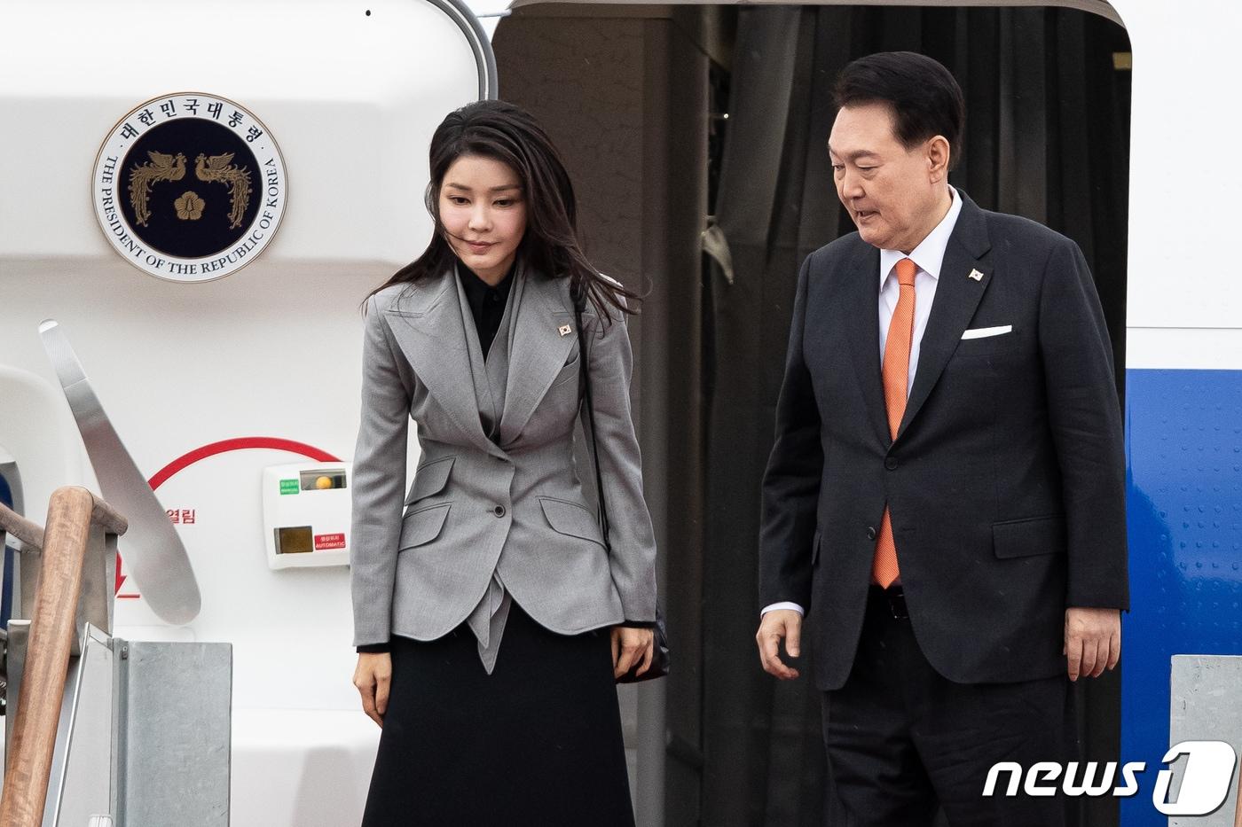 본문 이미지 - 윤석열 대통령과 김건희 여사가 11일 경기 성남시 서울공항에서 공군1호기에 탑승하고 있다. 윤 대통령은 빌렘 알렉산더 국왕의 초청으로 이날부터 3박5일간 네덜란드를 국빈 방문, 세계 1위 반도체 노광장비 기업인 ASML을 방문해 대(對)한국 투자를 요청하고, 네덜란드와 '반도체 동맹'을 구축하는 등 세일즈 외교에 박차를 가할 예정이다. 2023.12.11/뉴스1 ⓒ News1 유승관 기자