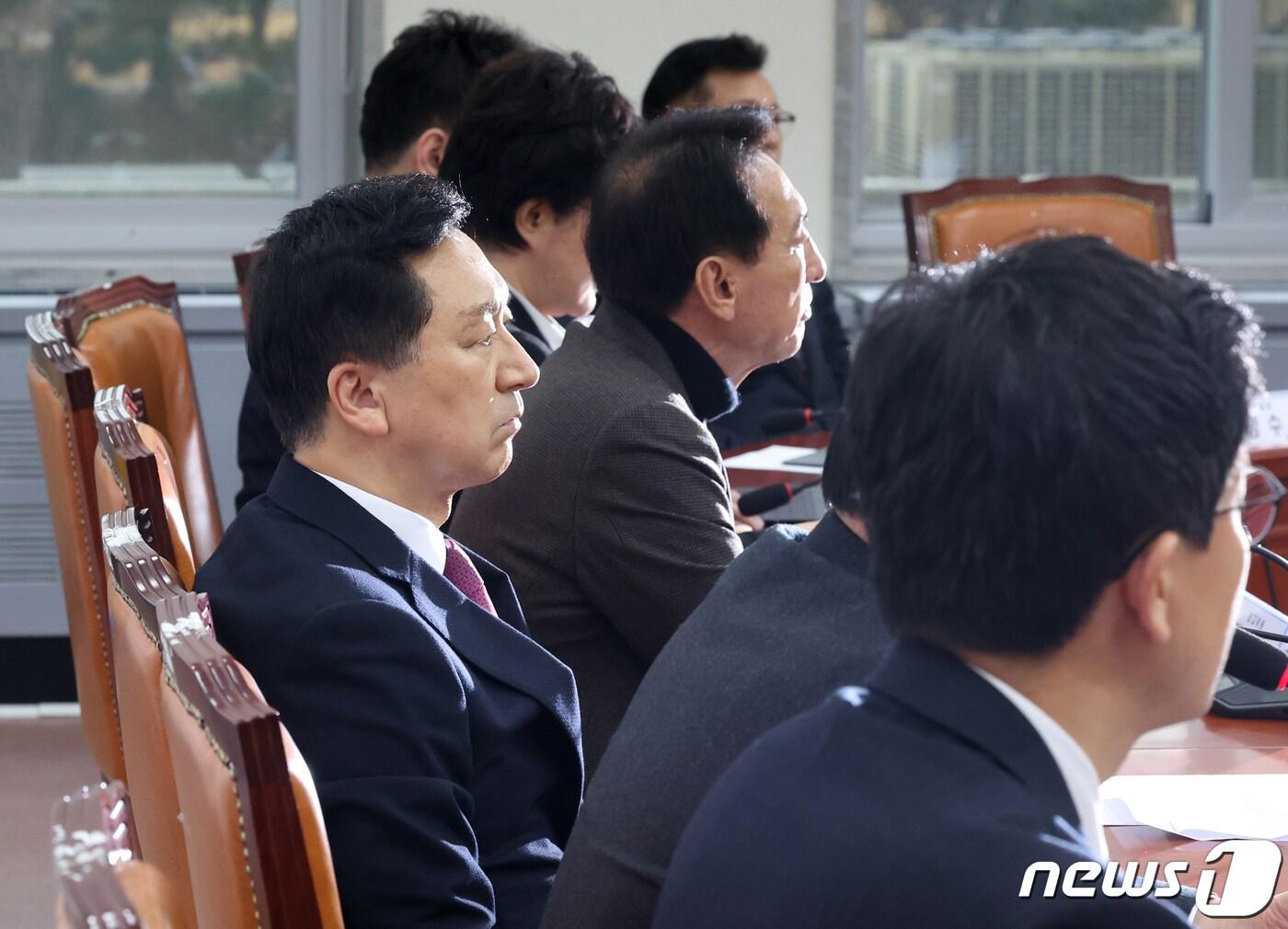 본문 이미지 - 김기현 국민의힘 대표가 11일 서울 여의도 국회에서 열린 최고위원회의에서 최고위원들의 발언을 듣고 있다. 2023.12.11/뉴스1 ⓒ News1 송원영 기자